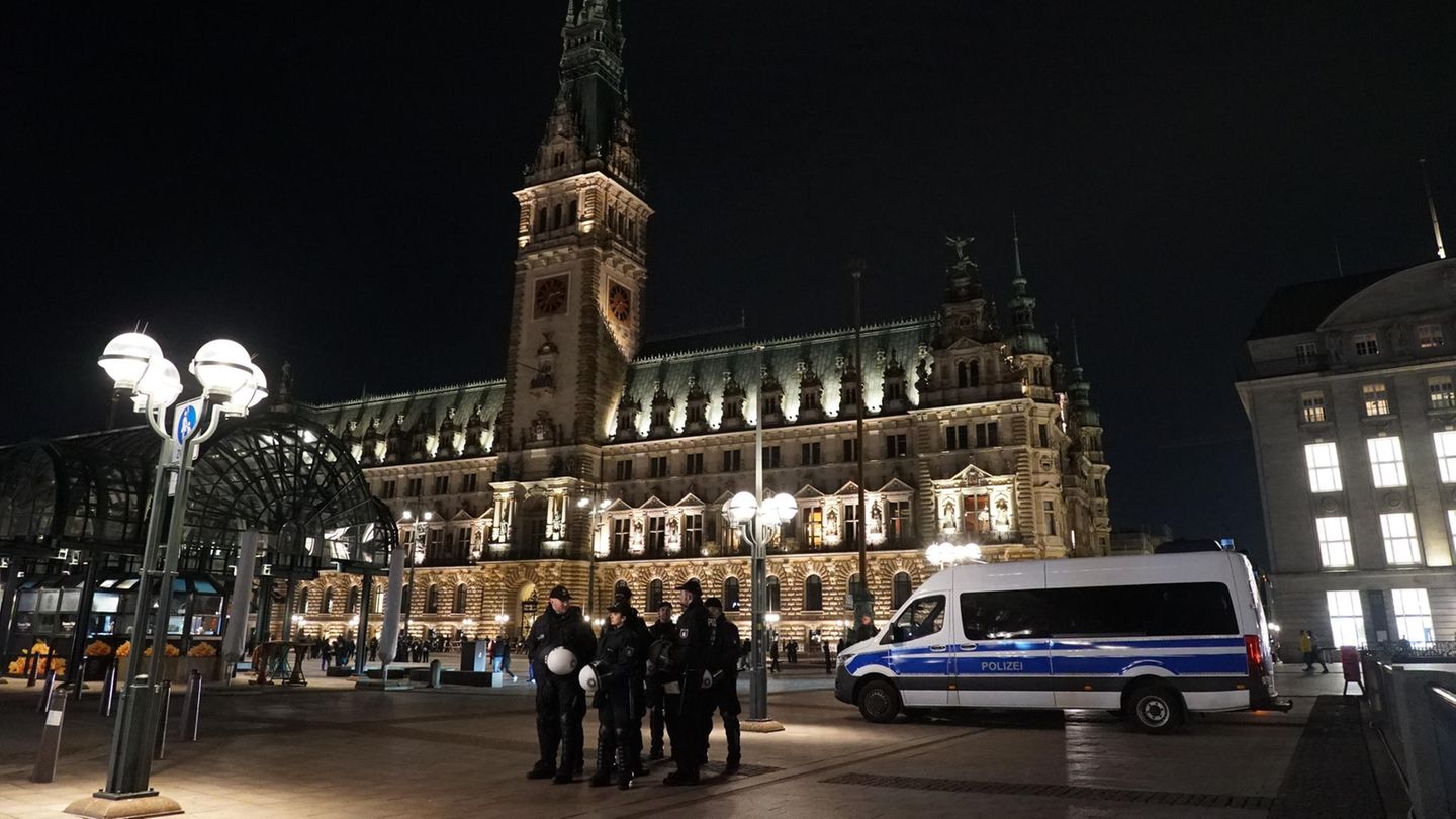 Polizei sichert eine AfD-Veranstaltung im Hamburger Rathaus Polizei sichert eine AfD-Veranstaltung im Hamburger Rathaus