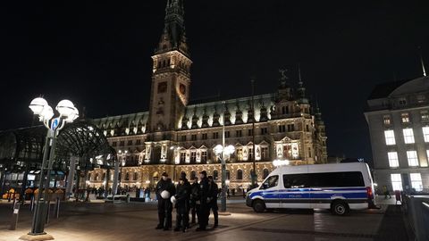 Polizei sichert eine AfD-Veranstaltung im Hamburger Rathaus