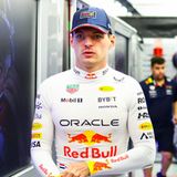 Max Verstappen, Weltmeister von Red Bull   Drei Mal Weltmeister in Folge – den Niederländer gilt es zu schlagen. Wie gut Verstappen ist, sieht man immer besonders deutlich daran, wie er seinen Teamkollegen Sergio Perez in Grund und Boden fährt, der im gleichen Auto deutlich langsamer ist. Die Tests vor der Saison liefen für Red Bull sehr zufriedenstellend, Verstappen wurde des öfteren mit einem breiten Grinsen angetroffen, weil der neue Red Bull so gut funktionierte. In den ersten Trainings vor dem Saisonstart in Bahrain fuhr der Red Bull plötzlich ein wenig hinterher. Man darf davon ausgehen, dass das Weltmeister-Team geblufft und die Motorleistung mit Absicht gedrosselt hat, um die wahre Stärke des RB20 zu verbergen. Oder doch nicht? Dann könnte die Saison spannender werden als zuletzt. 2023 gewann Verstappen 19 der 22 Rennen.