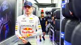 Max Verstappen, Weltmeister von Red Bull   Drei Mal Weltmeister in Folge – den Niederländer gilt es zu schlagen. Wie gut Verstappen ist, sieht man immer besonders deutlich daran, wie er seinen Teamkollegen Sergio Perez in Grund und Boden fährt, der im gleichen Auto deutlich langsamer ist. Die Tests vor der Saison liefen für Red Bull sehr zufriedenstellend, Verstappen wurde des öfteren mit einem breiten Grinsen angetroffen, weil der neue Red Bull so gut funktionierte. In den ersten Trainings vor dem Saisonstart in Bahrain fuhr der Red Bull plötzlich ein wenig hinterher. Man darf davon ausgehen, dass das Weltmeister-Team geblufft und die Motorleistung mit Absicht gedrosselt hat, um die wahre Stärke des RB20 zu verbergen. Oder doch nicht? Dann könnte die Saison spannender werden als zuletzt. 2023 gewann Verstappen 19 der 22 Rennen.