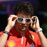 Charles Leclerc, Ferrari  Der Monegasse geht in sein sechstes Jahr für Ferrari. Seine Bilanz: fünf Rennsiege bei 23 Pole Positionen. Das Missverhältnis liegt unter anderem daran, dass Leclerc als schnellerster Fahrer auf eine Runde gilt, seinem Auto aber über die volle Distanz meist die Puste ausgeht. Dennoch glaubt man bei Ferrari weiter fest an Leclerc, der sich im vergangenen Jahr einige Aussetzer leistete. Der letzte Erfolg des Monegassen liegt anderthalb Jahre zurück. Das wird den Optimismus der Italiener nicht dämpfen, weil das neue Auto schneller und zuverlässiger sein soll. Das ist dringend notwendig, wenn man Red Bull ernsthaft Druck machen will. Zumindest in der Qualifikation könnte es klappen.