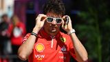 Charles Leclerc, Ferrari  Der Monegasse geht in sein sechstes Jahr für Ferrari. Seine Bilanz: fünf Rennsiege bei 23 Pole Positionen. Das Missverhältnis liegt unter anderem daran, dass Leclerc als schnellerster Fahrer auf eine Runde gilt, seinem Auto aber über die volle Distanz meist die Puste ausgeht. Dennoch glaubt man bei Ferrari weiter fest an Leclerc, der sich im vergangenen Jahr einige Aussetzer leistete. Der letzte Erfolg des Monegassen liegt anderthalb Jahre zurück. Das wird den Optimismus der Italiener nicht dämpfen, weil das neue Auto schneller und zuverlässiger sein soll. Das ist dringend notwendig, wenn man Red Bull ernsthaft Druck machen will. Zumindest in der Qualifikation könnte es klappen.