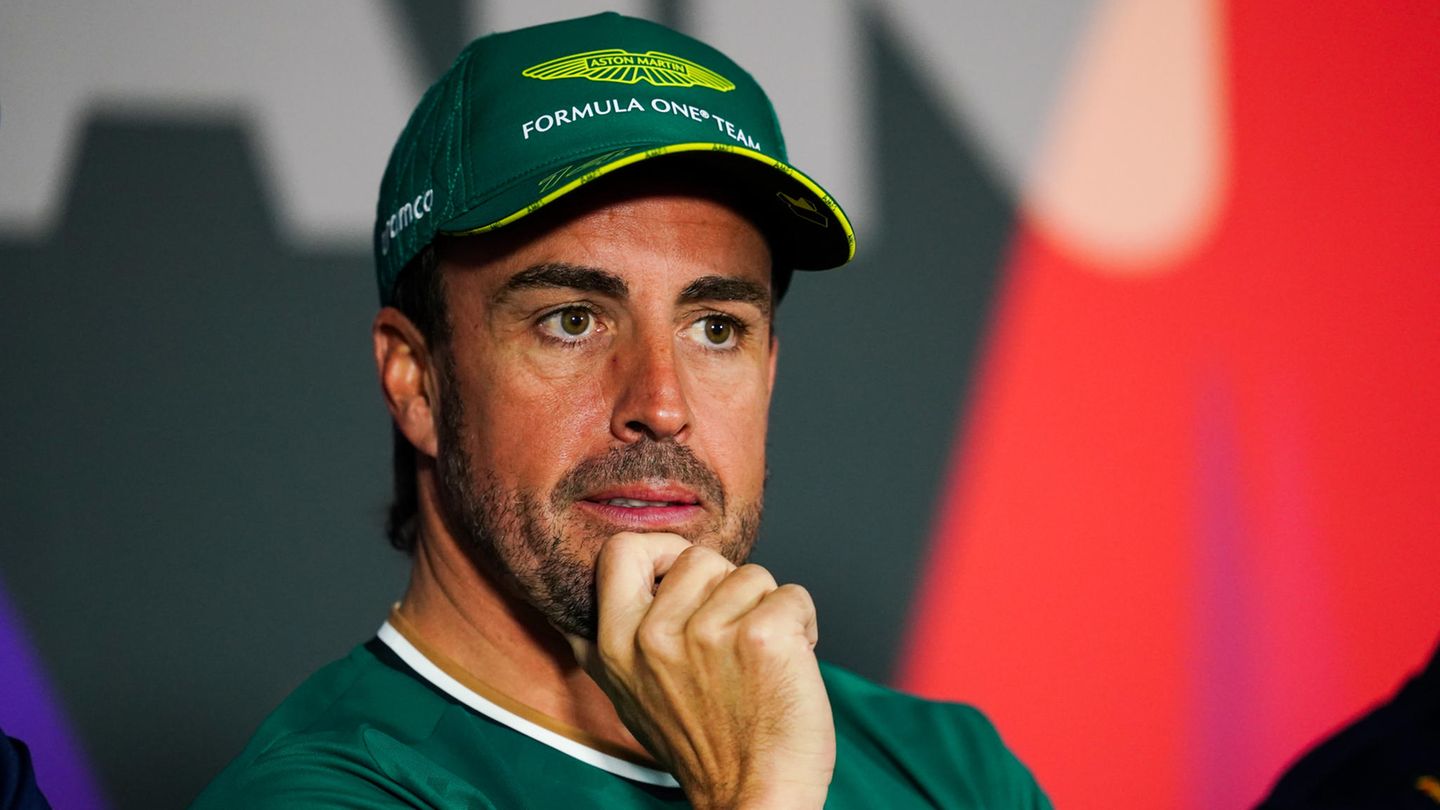 Saison 2024: Fernando Alonso, Aston Martin 42 Jahre ist der Mann aus Asturien mittlerweile alt. Er war derjenige, der 2005 die Dominanz von Ferrari und Michael Schumacher beendete, als er sich im Renault zum Weltmeister krönte. Ein Jahr später gelang ihm das gleiche Kunststück. Seitdem hat Alonso viele Rennen und Teams erlebt, doch zuletzt gelang ihm im Aston Martin ein kleines Comeback. Acht Mal raste er auf das Podium, unter anderem war er Zweiter in Monaco. Vermutlich wird er 2024 eine ähnliche Bilanz vorlegen und den großen Teams Feuer unter dem Hintern machen. Fernando Alonso, Aston Martin 42 Jahre ist der Mann aus Asturien mittlerweile alt. Er war derjenige, der 2005 die Dominanz von Ferrari und Michael Schumacher beendete, als er sich im Renault zum Weltmeister krönte. Ein Jahr später gelang ihm das gleiche Kunststück. Seitdem hat Alonso viele Rennen und Teams erlebt, doch zuletzt gelang ihm im Aston Martin ein kleines Comeback. Acht Mal raste er auf das Podium, unter anderem war er Zweiter in Monaco. Vermutlich wird er 2024 eine ähnliche Bilanz vorlegen und den großen Teams Feuer unter dem Hintern machen.