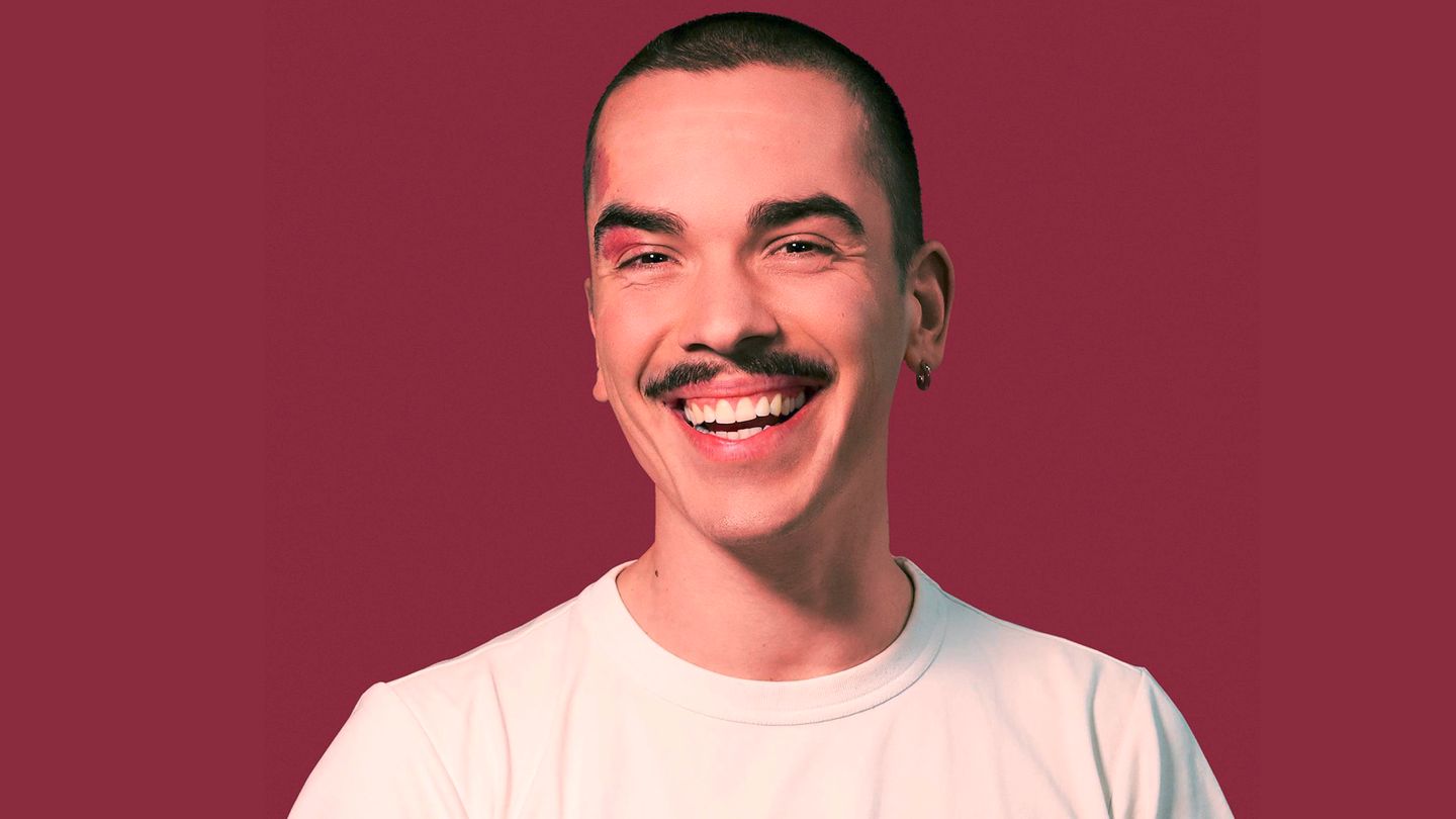 Der Autor Ole Liebl, ein junger Mann mit dunklem Schnauzbart Der Autor Ole Liebl, ein junger Mann mit dunklem Schnauzbart