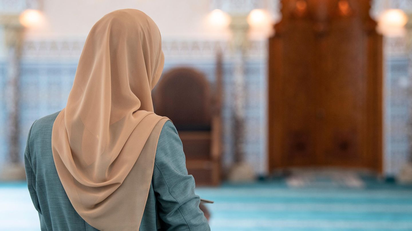 Besucherin im Gebetsraum der Abu Bakr-Moschee