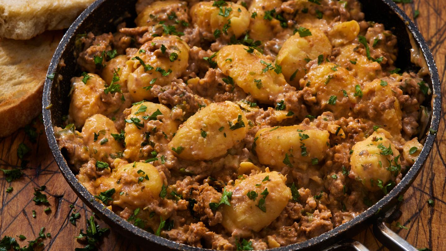 Schnelle Küche: Der Feierabend ruft: Einfaches Rezept für eine schnelle Gnocchi-Pfanne mit Käse, Hackfleisch und Lauch