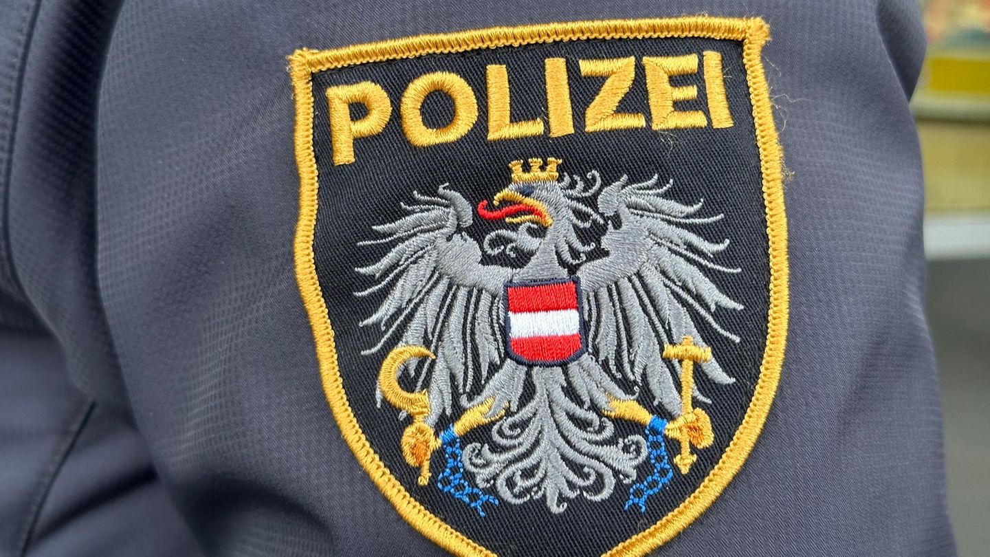 Das Wappen der Polizei Österreich ist auf einem Uniformärmel zu sehen