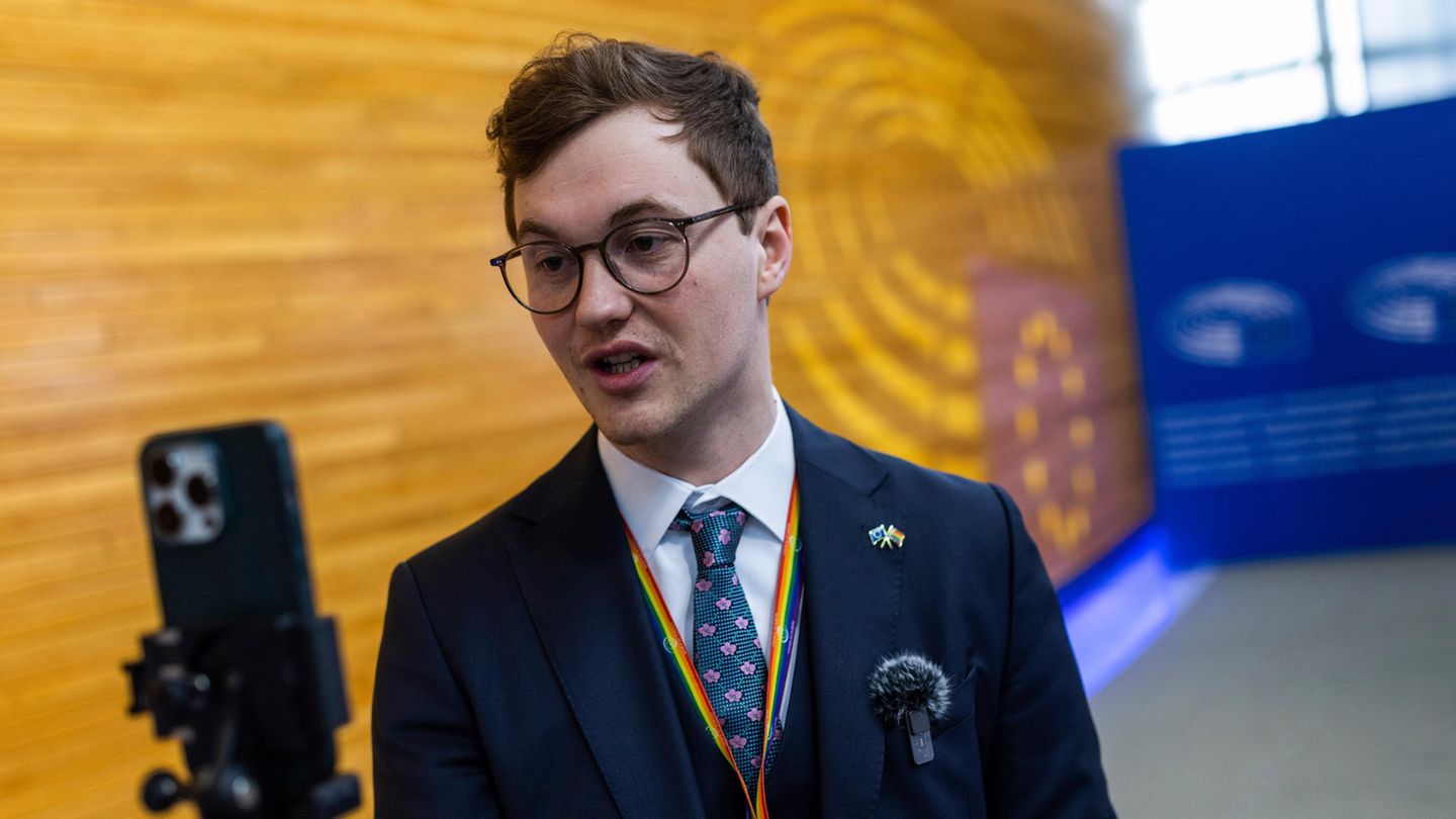 Der abgeordnete Malte Gallée nimmt ein Video mit seinem Smartphone im EU Parlament auf, er tritt nach Mee too Vorwürfen zurück