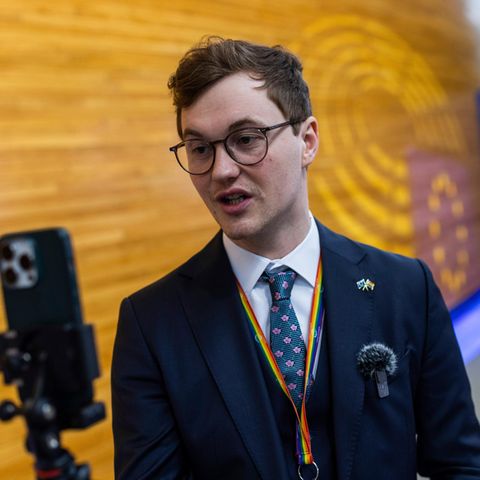 Der abgeordnete Malte Gallée nimmt ein Video mit seinem Smartphone im EU Parlament auf, er tritt nach Mee too Vorwürfen zurück