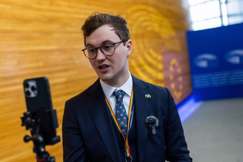 Der abgeordnete Malte Gallée nimmt ein Video mit seinem Smartphone im EU Parlament auf, er tritt nach Mee too Vorwürfen zurück