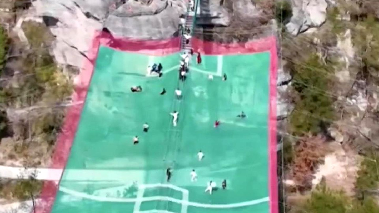 Spektakuläre Aufnahmen: Nichts für Menschen mit Höhenangst: Dieses Fußballfeld befindet sich 200 Meter über dem Boden