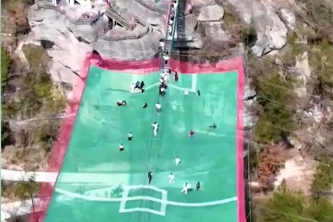 Spektakuläre Aufnahmen: Video zeigt Fußballfeld in 200 Metern Höhe