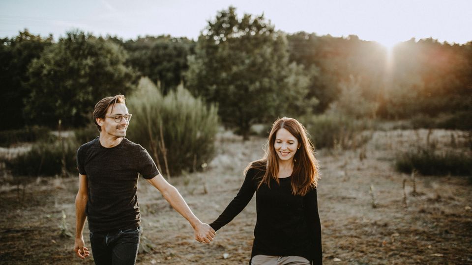 Paar spaziert bei Abendsonne