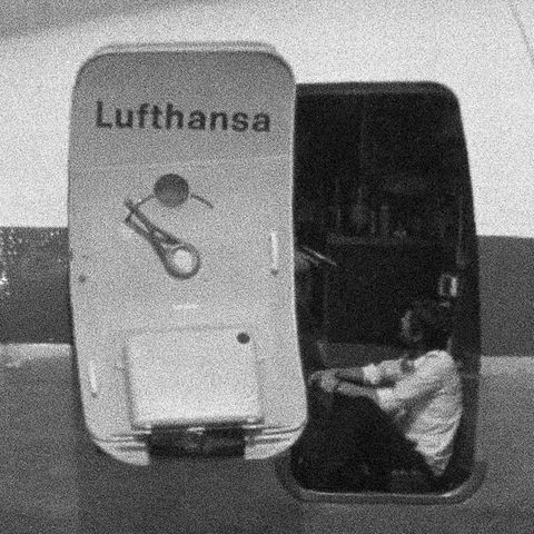 Ein Besatzungsmitglied wird von dem libanesischen Entführer "Kapitän Mahmoud" mit einer Pistole bedroht.