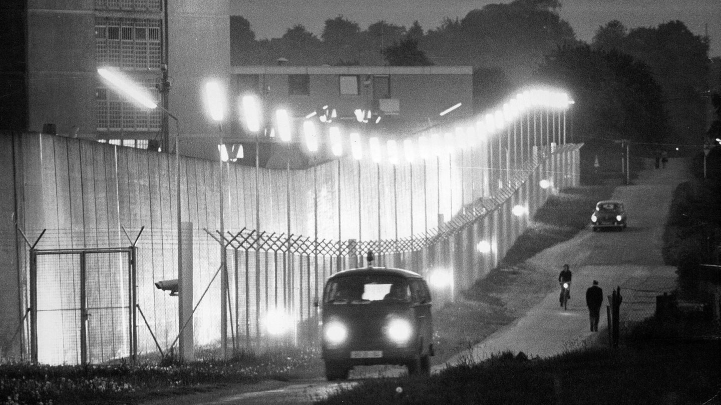 Der Bundesgrenzschutz patrouilliert in Stuttgart-Stammheim