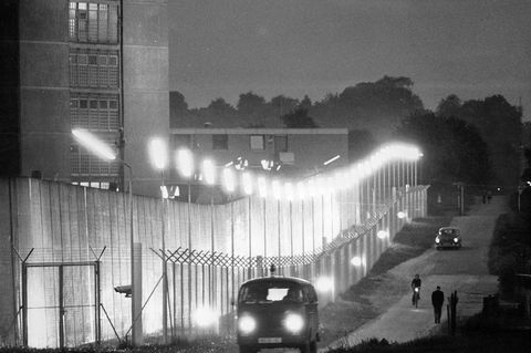 Der Bundesgrenzschutz patrouilliert in Stuttgart-Stammheim