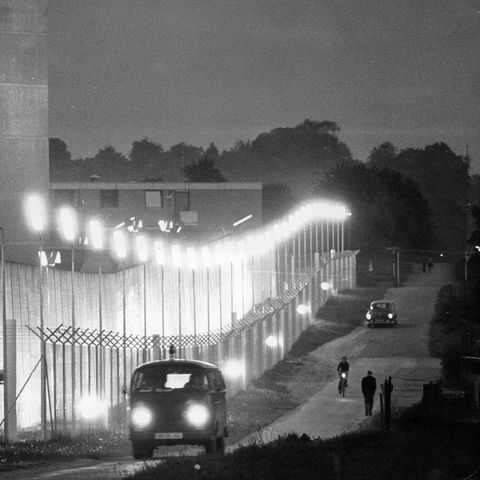 Der Bundesgrenzschutz patrouilliert in Stuttgart-Stammheim