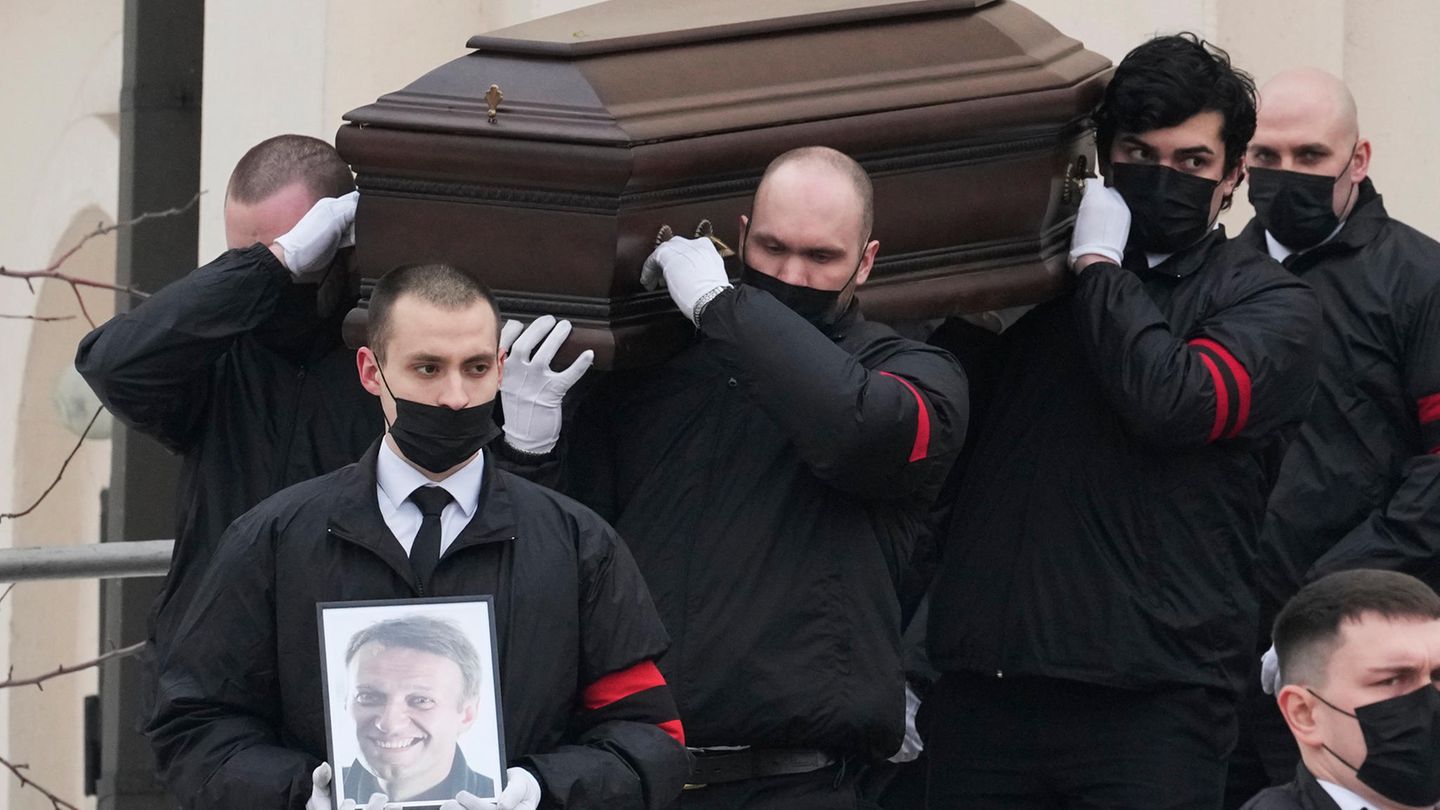 Letzte Reise eines russischen Helden: Alexej Nawalnys Sarg wird aus der Kirche getragen. Den 30-minütigen Marsch zum Friedhof nahmen tausende Russen auf sich, um ihn zu begleiten