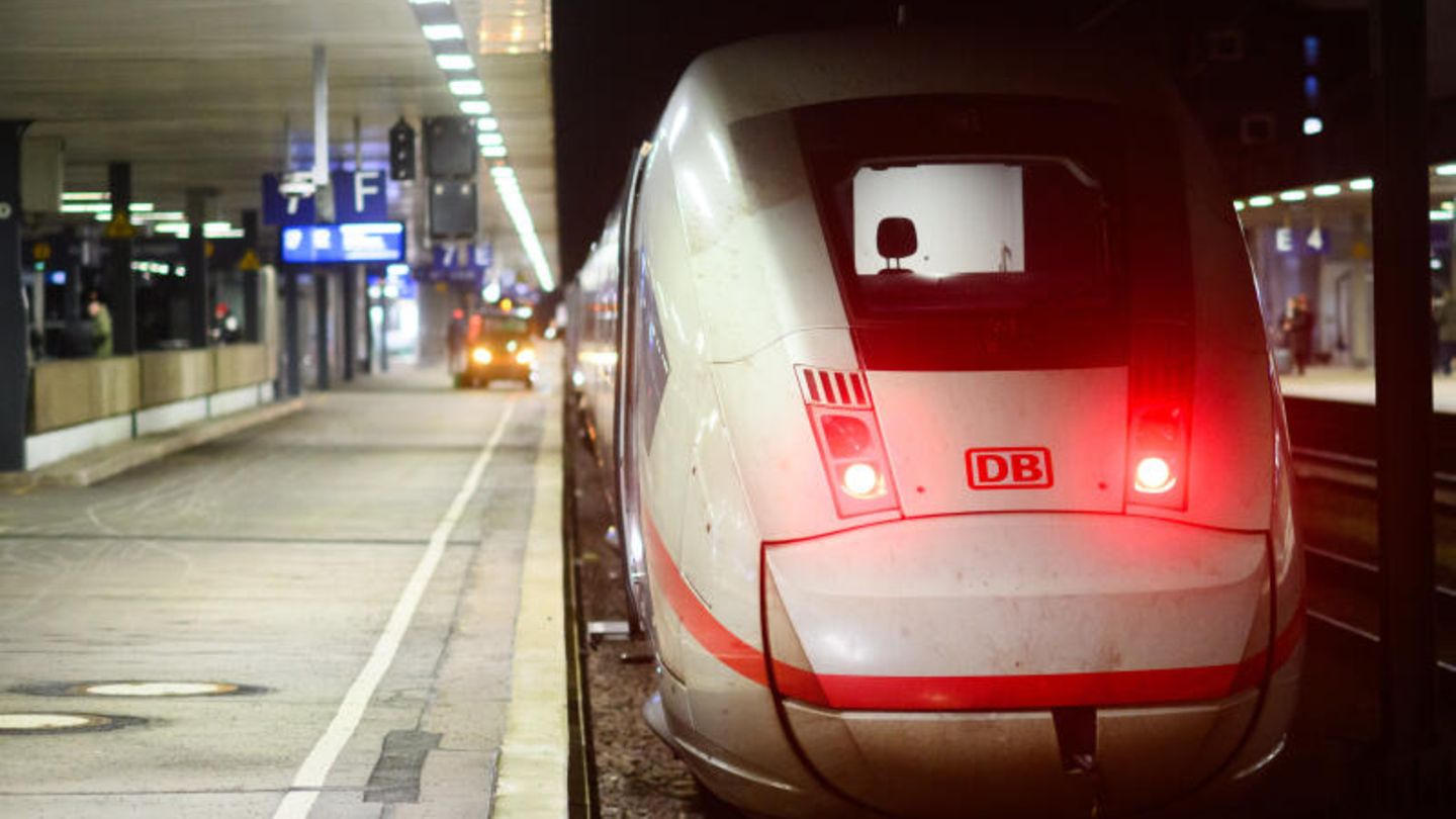 Bahnstreik: Ein ICE an einem Bahnhof