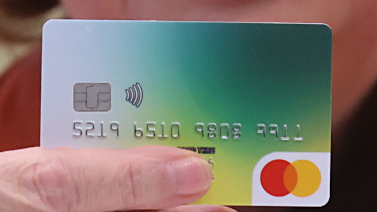 Asylum seekers: Is every district now introducing its own payment card?