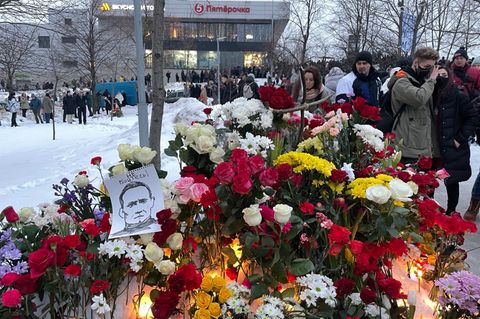Wer sie nicht auf den Sarg oder den Leichenwagen werfen konnte, legte seine Blumen zum Gedenken an den Straßenrand 