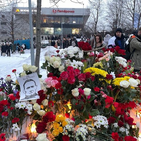 Wer sie nicht auf den Sarg oder den Leichenwagen werfen konnte, legte seine Blumen zum Gedenken an den Straßenrand 