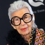 Iris Apfel mit großer schwarzer Brille