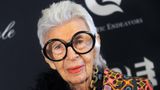 Iris Apfel mit großer schwarzer Brille