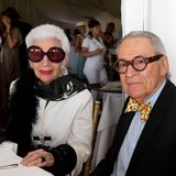 Iris Apel (links) mit großer Sonnenbrille sitzt neben ihrem Mann Carl