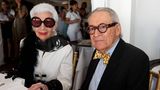 Iris Apel (links) mit großer Sonnenbrille sitzt neben ihrem Mann Carl