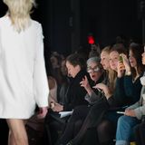 Gern gesehener Gast: Iris Apfel liebte Mode, bei vielen Designerschauen saß sie in der ersten Reihe. So wie 2015, als das Label Noon by Noor die Mode-Legende zur Mercedes-Benz Fashion Week ins New Yorker Lincoln Center einlud. 