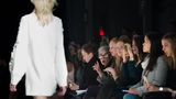 Gern gesehener Gast: Iris Apfel liebte Mode, bei vielen Designerschauen saß sie in der ersten Reihe. So wie 2015, als das Label Noon by Noor die Mode-Legende zur Mercedes-Benz Fashion Week ins New Yorker Lincoln Center einlud. 