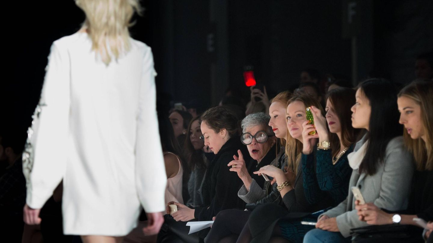 Gern gesehener Gast: Iris Apfel liebte Mode, bei vielen Designerschauen saß sie in der ersten Reihe. So wie 2015, als das Label Noon by Noor die Mode-Legende zur Mercedes-Benz Fashion Week ins New Yorker Lincoln Center einlud. 