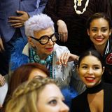 Iris Apfel umringt von jungen Menschen in Puerto Rico