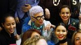 Iris Apfel umringt von jungen Menschen in Puerto Rico