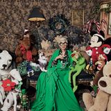 Der Zufall machte sie berühmt: Als dem New Yorker Metropolitan Museum of Art 2005 eine Ausstellung wegbrach, bat man Apfel, ihre Sammlung kostbarer Vintage-Kleider und Accessoires zu zeigen. Die Schau wurde ein Hit – und Apfel zum Star. "Das war ein Geschenk des Himmels", sagte sie damals. "Es war wunderbar, dass auf meine alten Tage noch einmal ein solcher Bohei um mich gemacht wurde." Ihren Stil würdigten später auch mehrere Bücher, so wie "Stil ist keine Frage des Alters" (Midas Verlag), das anlässlich ihres 100. Geburtstags erschien.