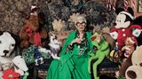 Der Zufall machte sie berühmt: Als dem New Yorker Metropolitan Museum of Art 2005 eine Ausstellung wegbrach, bat man Apfel, ihre Sammlung kostbarer Vintage-Kleider und Accessoires zu zeigen. Die Schau wurde ein Hit – und Apfel zum Star. "Das war ein Geschenk des Himmels", sagte sie damals. "Es war wunderbar, dass auf meine alten Tage noch einmal ein solcher Bohei um mich gemacht wurde." Ihren Stil würdigten später auch mehrere Bücher, so wie "Stil ist keine Frage des Alters" (Midas Verlag), das anlässlich ihres 100. Geburtstags erschien.