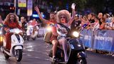 Sydney, Australien. "Dykes on Bikes" (lesbische Frauen auf Motorrädern) führen die "Sydney Gay & Lesbian Mardi Gras"-Parade an. Schon seit 1978 wird die Veranstaltung organisiert, um das Bewusstsein für Schwulen-, Lesben-, Bisexuellen- und Transgender-Themen zu schärfen.