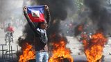 Port-au-Prince, Haiti. Ein Demonstrant mit haitianischer Flagge während der Proteste für den Rücktritt von Premierminister Henry. Kurz nach der Ermordung des haitianischen Präsidenten Jovenel Moïse am 7. Juli 2021 übernahm Henry die Regierungsgeschäfte. Wahlen gab es seitdem keine, das Land hat weder einen Präsidenten noch ein Parlament. Zuletzt gab es wiederholt Proteste gegen den Interims-Regierungschef.