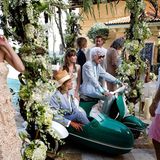 Iris Apfel sitzt auf einer Vespa mit Beiwagen, umringt von Menschen während eines Shootings