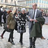 Iris Apfel in einem schwarzweißen Fellmantel vor dem Louvre in Paris