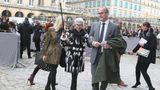 Iris Apfel in einem schwarzweißen Fellmantel vor dem Louvre in Paris