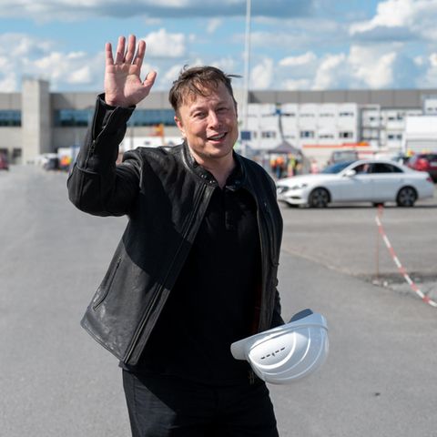 Tesla-Chef Elon Musk winkend auf dem Firmengelände in Brandenburg