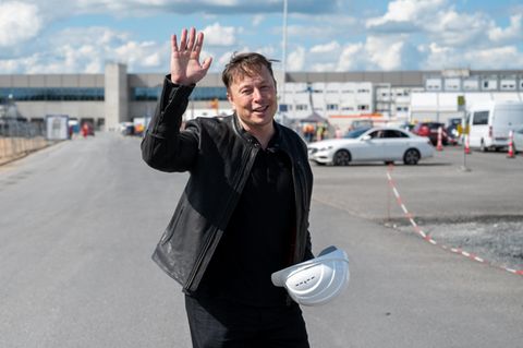 Tesla-Chef Elon Musk winkend auf dem Firmengelände in Brandenburg