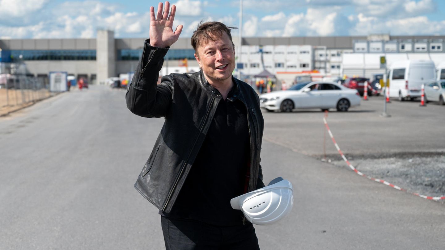 Tesla: Lawyers are demanding $6 billion in fees from the car maker