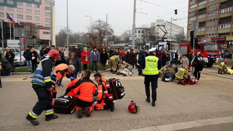 Rettungskräfte versorgen Verletzte in Stettin