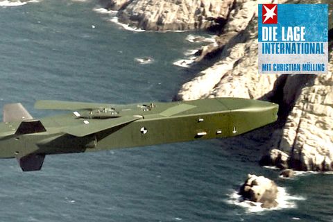 Ein Taurus-Marschflugkörper überfliegt eine felsige Küste