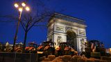 Paris, Frankreich. Traktoren stehen neben dem Triumphbogen auf der Avenue des Champs-Elysees. Doch der große Kreisverkehr um das Monument ist nicht etwa als Parkplatz freigegeben, sondern die Bauern sind – ähnlich wie in Deutschland – aus Protest in die Hauptstadt gefahren. Und Traktoren parkt man am besten auffällig.