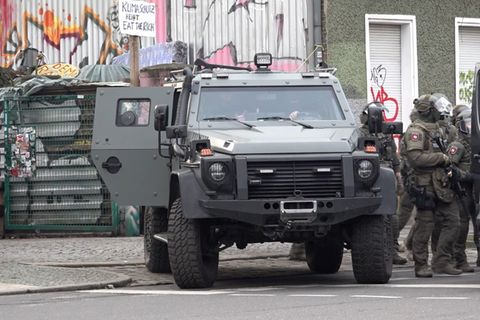 Ein massives Polizei-Fahrzeug in Berlin