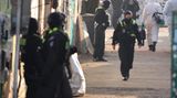 Schwerbewaffnete Polizisten stehen vor einem Gewerbegrundstück im Bezirk Friedrichshain und fahnden dort nach den früheren RAF-Terrorgruppenmitgliedern Ernst-Volker Staub und Burkhard Garweg